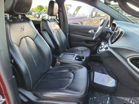 Used 2023 Chrysler Pacifica Touring-L w/ S Appearance Package image 18