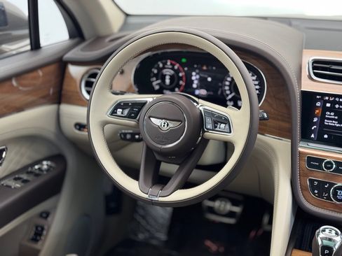 Used 2025 Bentley Bentayga image 3