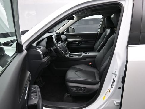 Used 2024 Toyota Grand Highlander XLE image 3