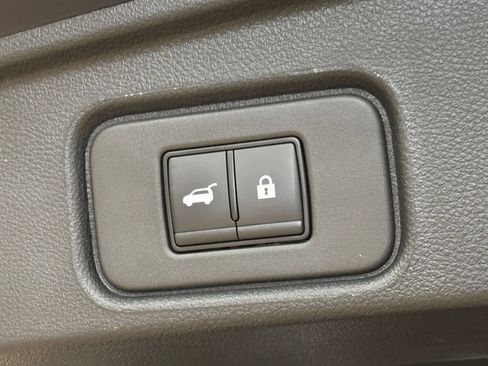 Used 2025 Nissan Pathfinder SV FWD image 23
