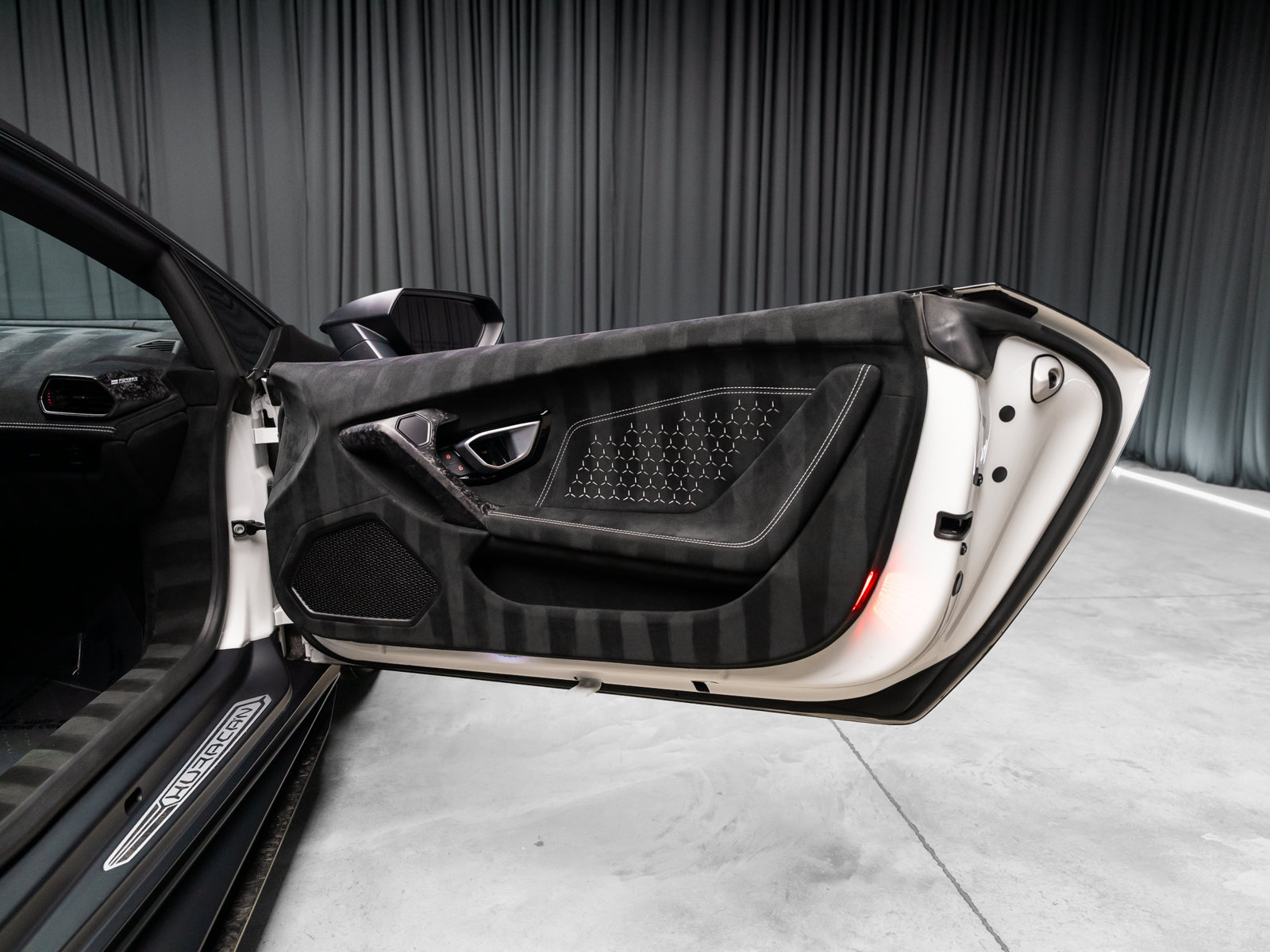 Used 2018 Lamborghini Huracan Performante AWD/4WD image 73
