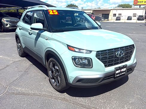 Used 2025 Hyundai Venue SEL FWD image 2