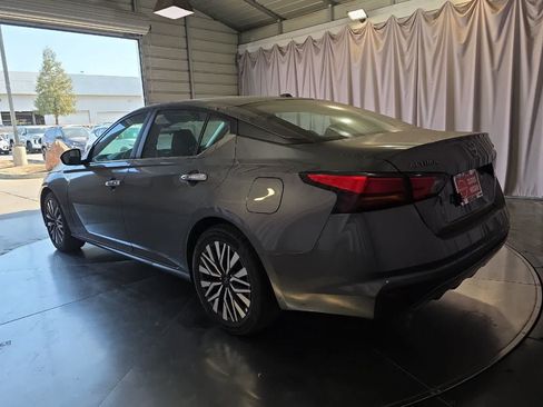 Used 2024 Nissan Altima 2.5 SV FWD image 7