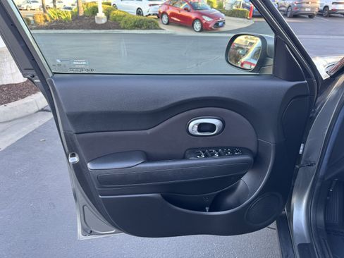 Used 2019 Kia Soul + image 13