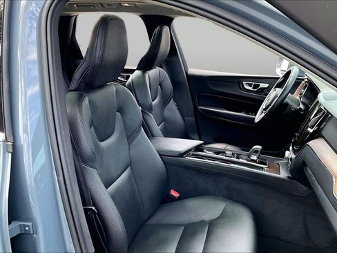 Used 2022 Volvo XC60 B5 Momentum w/ Advanced Package FWD image 9