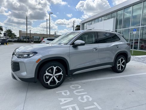 New 2025 Volkswagen Tiguan SE image 7