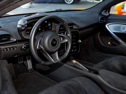 Used 2025 McLaren Artura RWD image 39