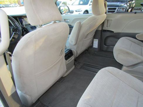 Used 2017 Toyota Sienna LE image 31