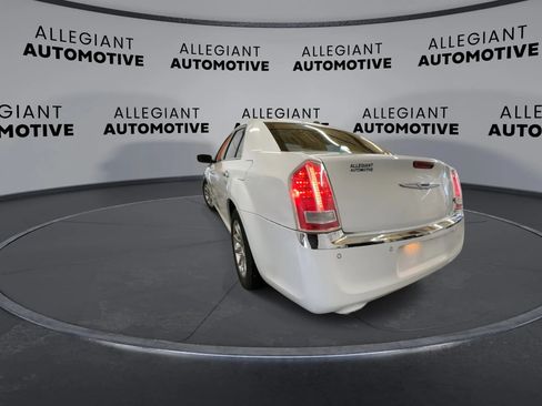 Used 2011 Chrysler 300 C RWD image 9