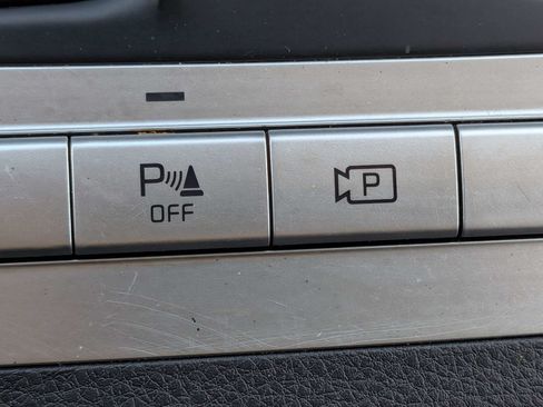 Used 2022 Kia Carnival LX FWD image 30