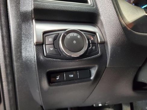 Used 2018 Ford Explorer XLT w/ XLT Technology Feature Bundle AWD/4WD image 16