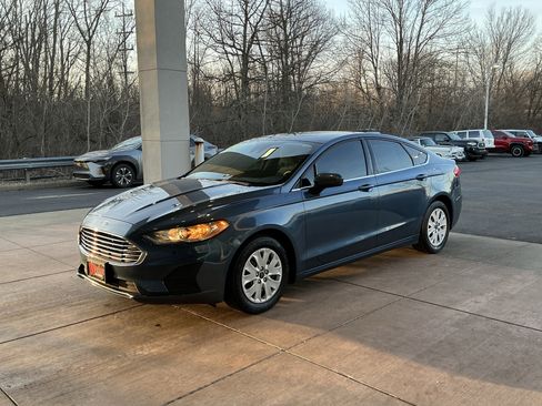 Used 2019 Ford Fusion S image 3