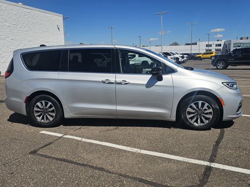 Used 2024 Chrysler Pacifica Limited FWD image 4