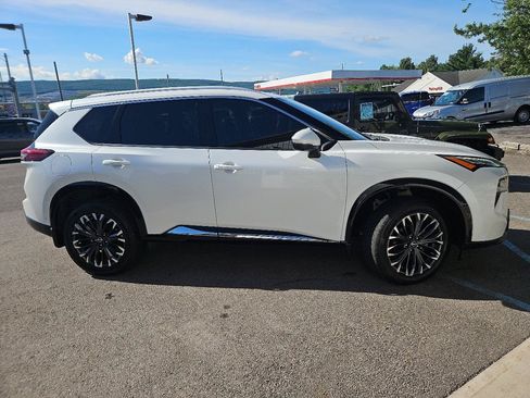 Used 2024 Nissan Rogue Platinum w/ Platinum Premium Package FWD image 2