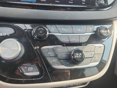 Used 2023 Chrysler Pacifica Touring-L FWD image 15