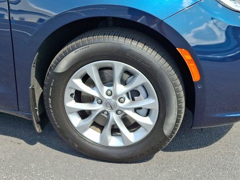 Used 2025 Chrysler Pacifica Select AWD/4WD image 8