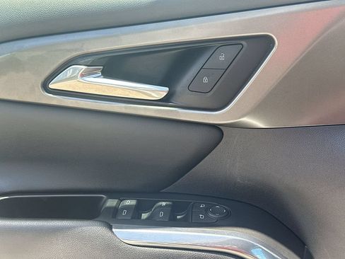 Used 2025 Chevrolet Traverse LT FWD image 28