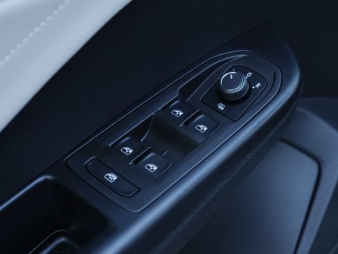 Certified 2025 Volkswagen Taos SEL AWD/4WD image 19