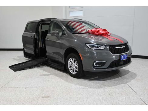 Used 2022 Chrysler Pacifica Touring-L FWD image 2