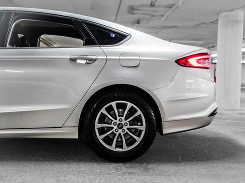 Used 2017 Ford Fusion SE w/ Fusion SE Technology Package FWD image 16