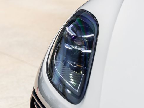 Certified 2022 Porsche Macan S AWD/4WD image 18