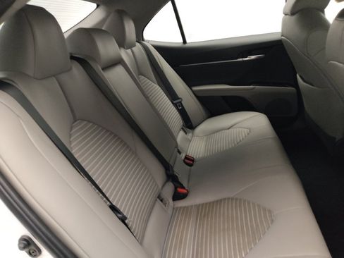 Used 2018 Toyota Camry SE FWD image 19