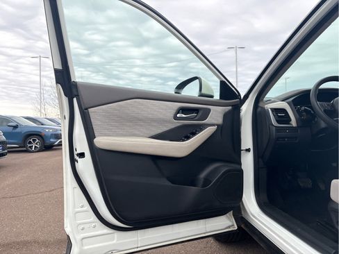 Used 2023 Nissan Rogue SV image 35