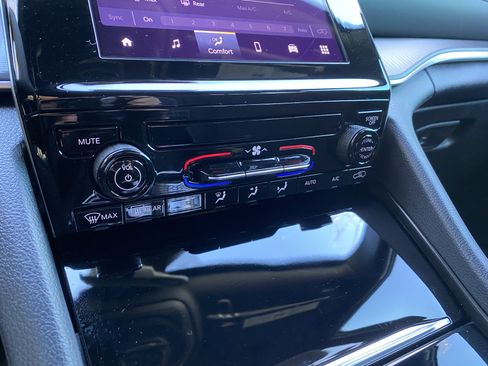 Used 2025 Jeep Grand Cherokee Laredo X image 29