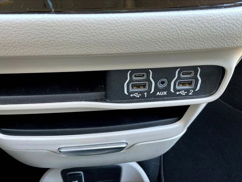 Certified 2024 Chrysler Pacifica Touring-L image 20