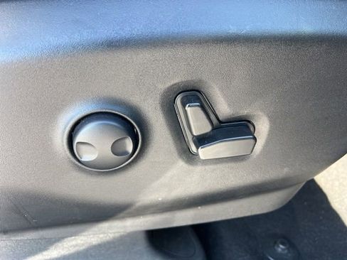 Used 2025 Chrysler Pacifica Limited image 37