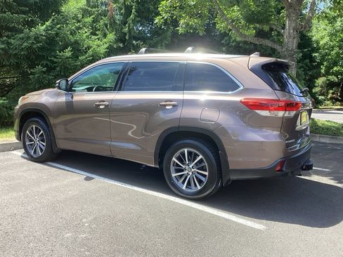 Used 2017 Toyota Highlander XLE AWD/4WD image 11