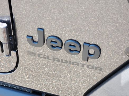 New 2025 Jeep Gladiator Willys image 24