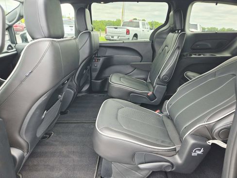 Used 2025 Chrysler Pacifica Limited FWD image 14