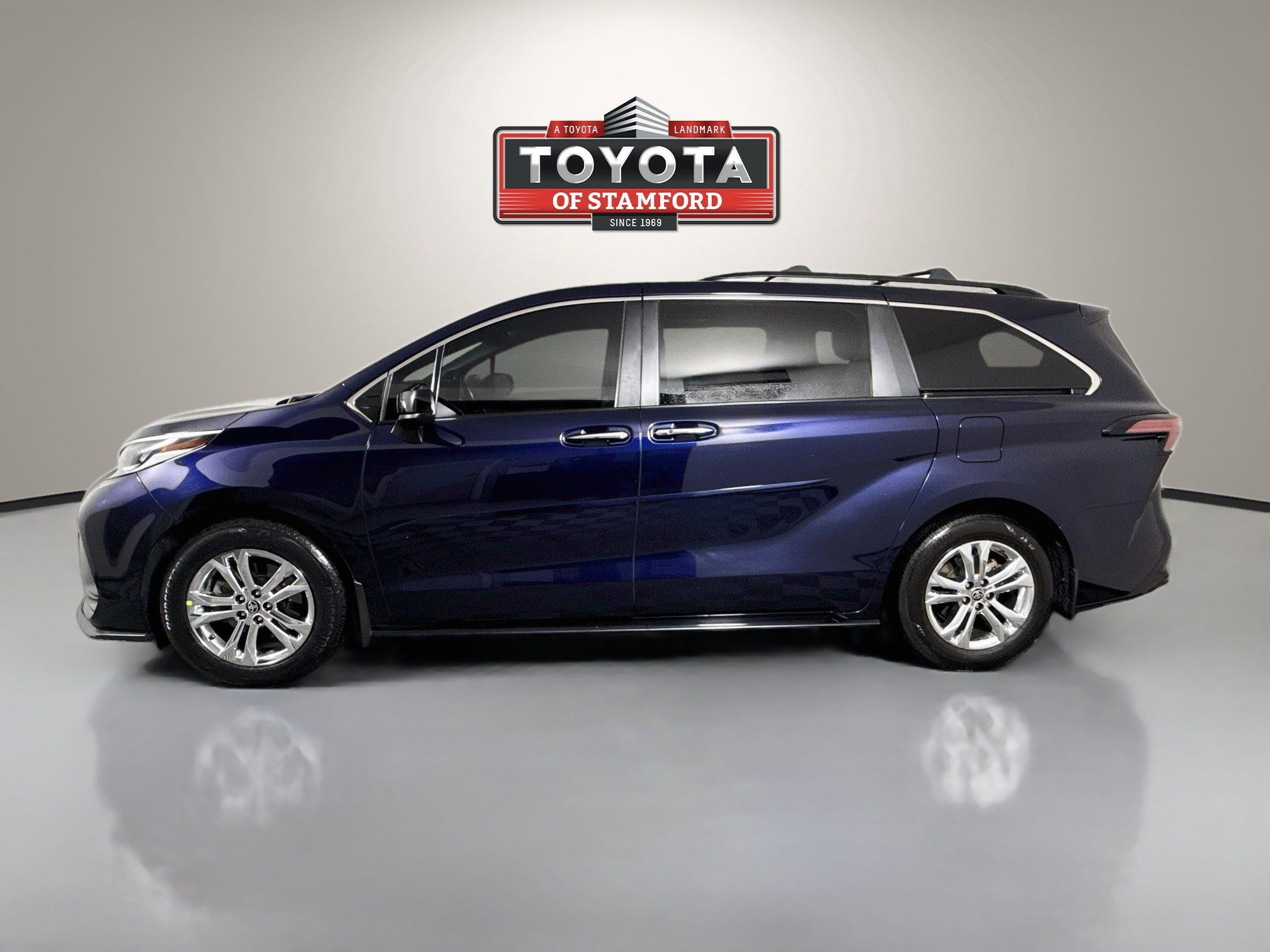 Used 2022 Toyota Sienna XSE w/ XSE Plus Package AWD/4WD image 4
