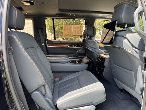 Used 2022 Jeep Grand Wagoneer Series III w/ Rear Seat Video Group 1 AWD/4WD image 24