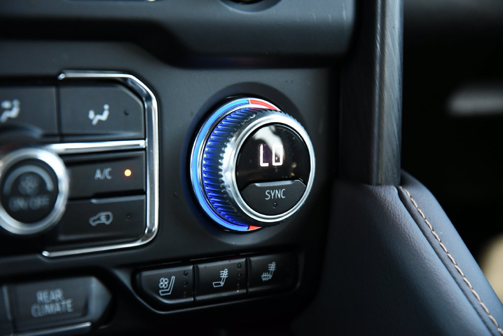 Used 2024 GMC Yukon AT4 w/ AT4 Premium Package AWD/4WD image 21