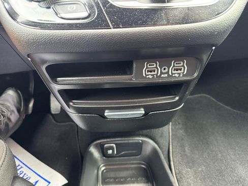 Used 2023 Chrysler Pacifica Touring FWD image 27