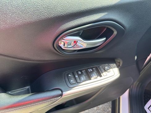 Used 2019 Jeep Cherokee Latitude Plus w/ Cold Weather Group image 10