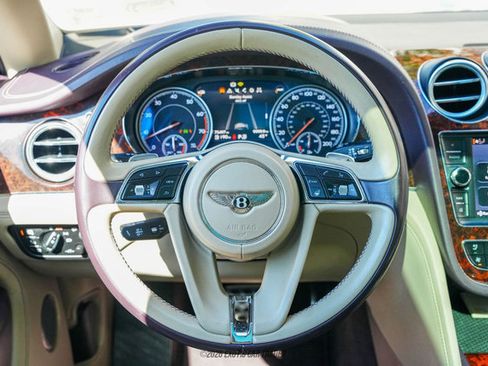 Used 2017 Bentley Bentayga image 22