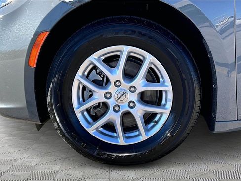 Used 2022 Chrysler Pacifica Touring-L image 9
