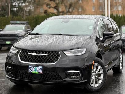 Used 2025 Chrysler Pacifica Select