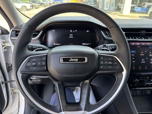 Used 2023 Jeep Grand Cherokee L Limited w/ Luxury Tech Group II AWD/4WD image 13