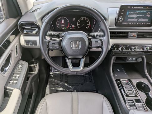 Used 2025 Honda Pilot Touring image 17
