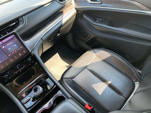 Used 2023 Jeep Grand Cherokee L Limited AWD/4WD image 21