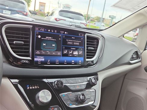 Used 2023 Chrysler Pacifica Touring-L FWD image 7