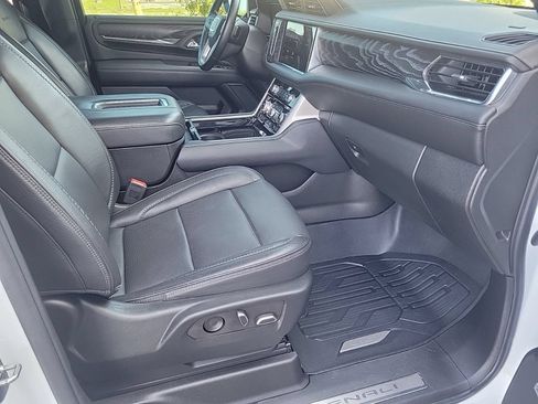 Used 2023 GMC Yukon XL Denali AWD/4WD image 14