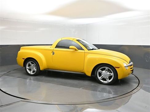Used 2005 Chevrolet SSR w/ Preferred Equipment Group image 15