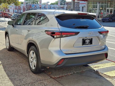 Certified 2024 Toyota Highlander LE image 4