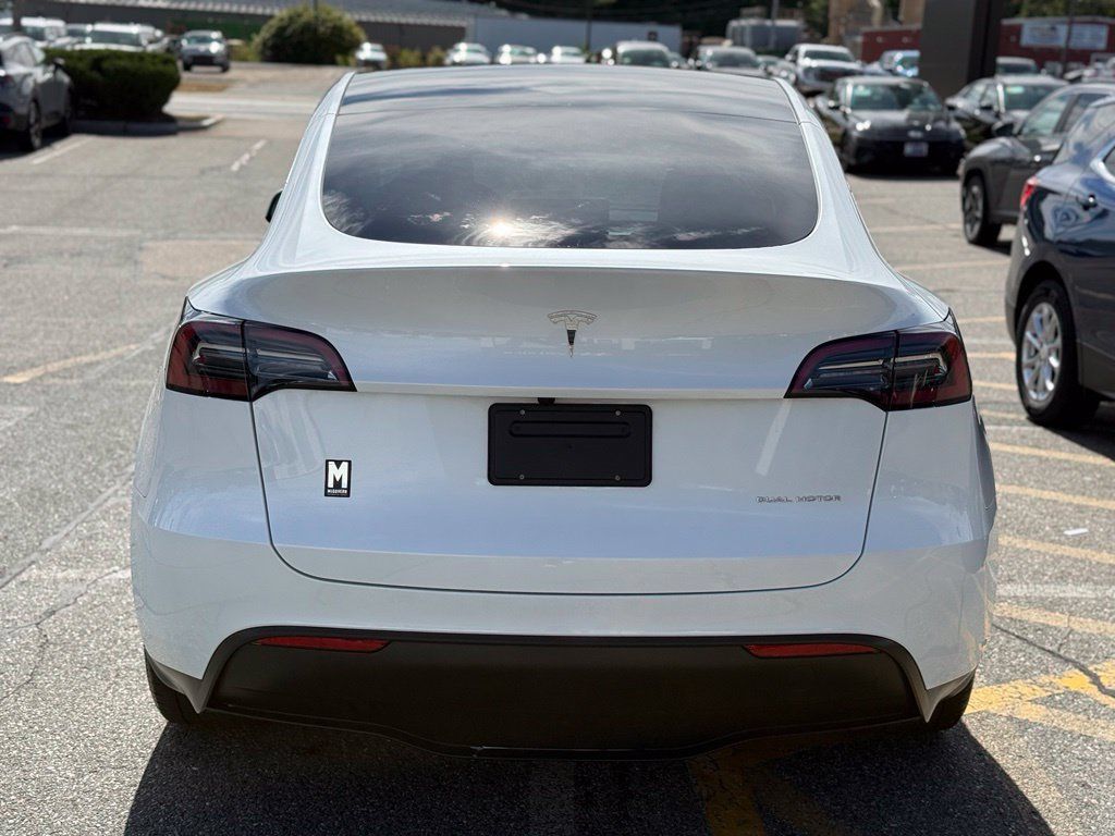 Used 2024 Tesla Model Y Long Range AWD/4WD image 4