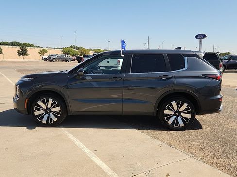 Used 2025 Mitsubishi Outlander SE FWD image 2